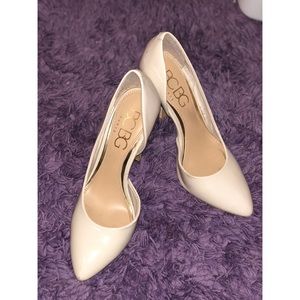 BCBG NUDE PUMP